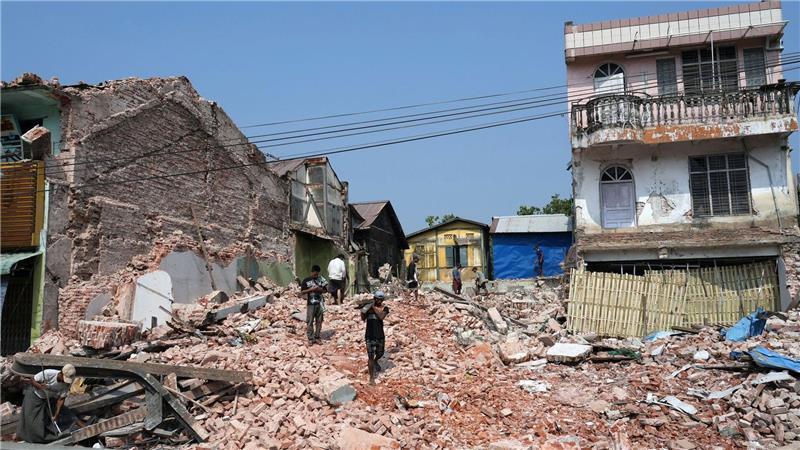 Unzählige Häuser stürzten bei dem Erdbeben der Stärke 7,7 ein. (Archivbild)