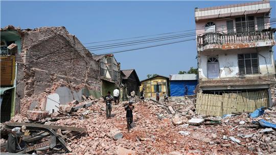 Unzählige Häuser stürzten bei dem Erdbeben der Stärke 7,7 ein. (Archivbild)