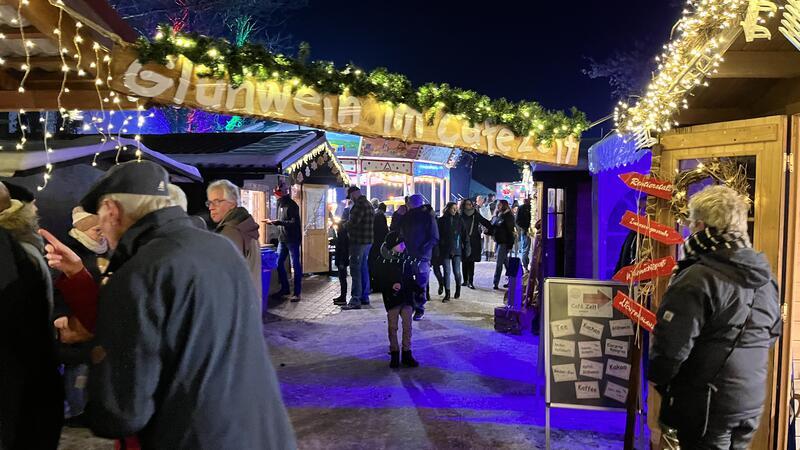 Unzählige Lichterketten lassen die Budenstadt im Park leuchten.