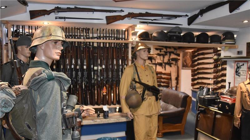 Unzählige Weltkriegswaffen, Wehrmachtsuniformen und auch aktuellere Kriegswaffen fanden die Beamten im Keller eines Hauptbeschuldigten.