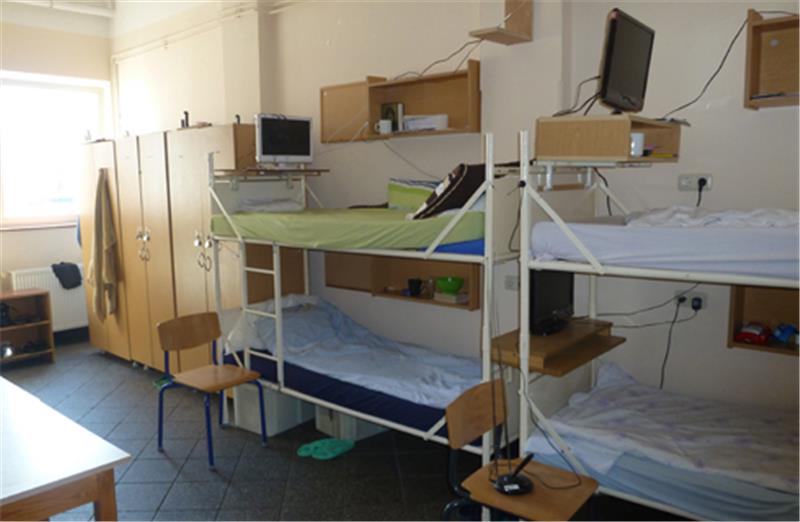 Unzeitgemäß: Einer der Häftlings-“Säle“ mit einer Belegung von bis zu sechs Gefangenen. Daraus sollen im Zuge der Modernisierung Zwei-Mann-Zellen werden. Foto Lorenz