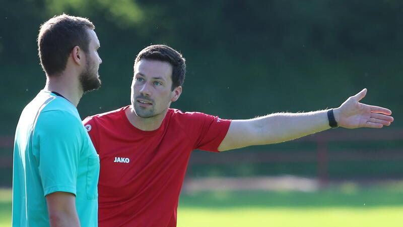 Unzufrieden mit einigen Entscheidungen: TSV-Trainer Nils Zielesniak beschwert sich beim Schiedsrichterassistenten.