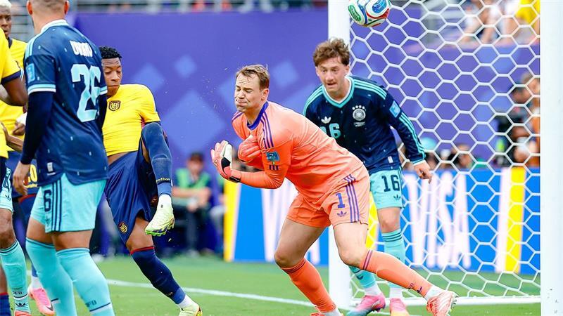 Ups, der Ball landet im Tor. Manuel Neuer weist aber einen Torwartfehler zurück.