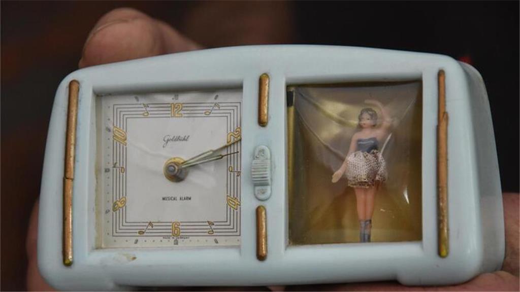 Urig ist dieser Wecker. Schlägt er Alarm, beginnt die Dame ein Tänzchen. Foto: J...