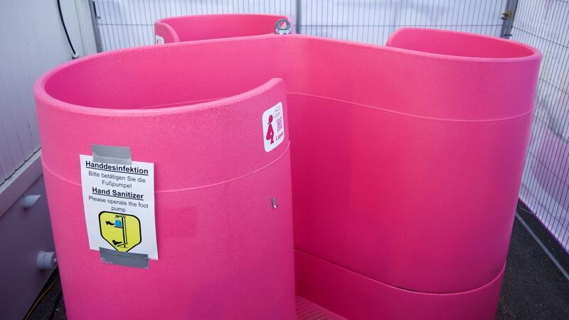 Urinale für Frauen auf der Kieler Woche Urinale für Frauen stehen auf der Kieler Woche 2024.