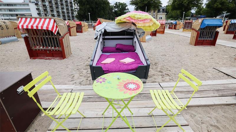 Nachts am Strand - Immer mehr Schlafstrandkörbe an der Küste Urlauber können in immer mehr Küstenorten in einem Schlafstrandkorb übernachten. (Archivbild)