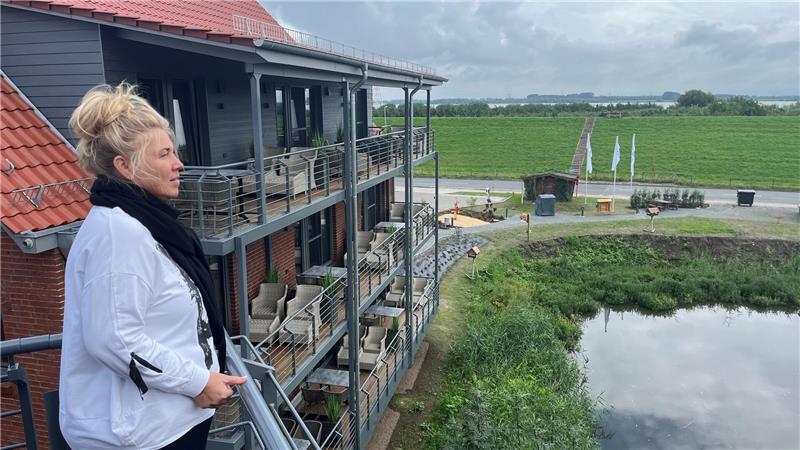 Urlauber wie Meike Thomas können von der Ferienresidenz über die Elbe bis nach Hamburg schauen.