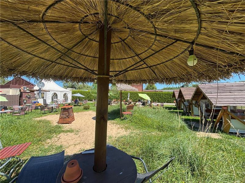 Freche Sprüche zur Frikadelle: Dieser Stader Imbiss hat Kultstatus Urlaubsfeeling: Im Imbiss am See können Gäste für einen Moment dem Alltag entfliehen.