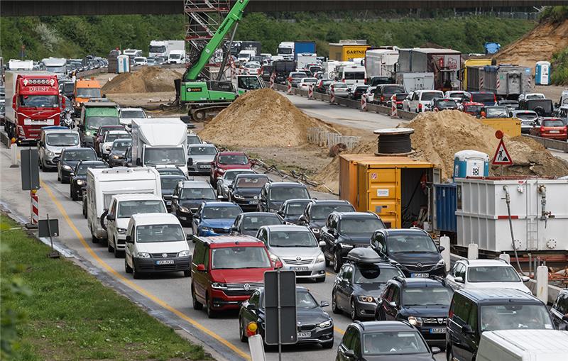 Urlaubsverkehr und jede Menge Baustellen: Über das lange Wochenende müssen Autofahrer viel Geduld mitbringen - wie schon zu Beginn der Pfingstferien diese Woche in Hamburg. Foto: dpa