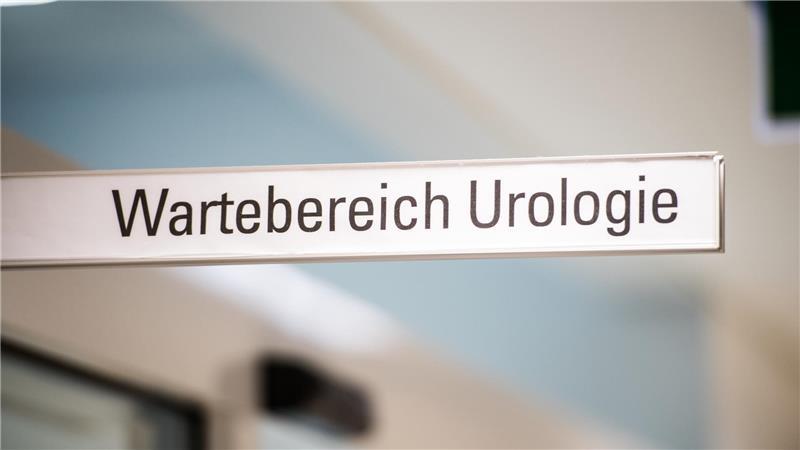 Unangenehme Untersuchung? Was Sie vorm ersten Urologen-Besuch wissen müssen Urologinnen und Urologen behandeln nicht nur Männer, sondern auch Frauen.