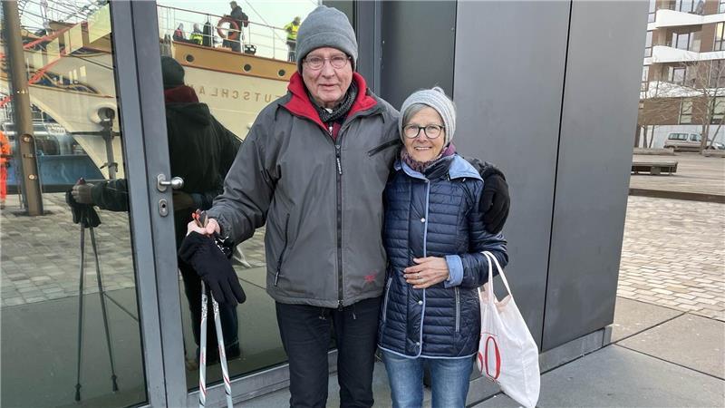 Ursel Fulle aus Langen und Lars Källmann aus Bremerhaven drehen täglich eine Rund um den Neuen Hafen. Heute erleben sie ein besonderes Spektakel.