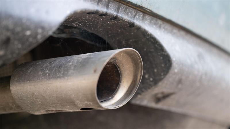Ursprünglich war beschlossen worden: Neuwagen in der EU ab 2035 sollen im Betrieb kein klimaschädliches Kohlenstoffdioxid (CO2) mehr ausstoßen dürfen. Das soll sich ändern. (Symbolbild)