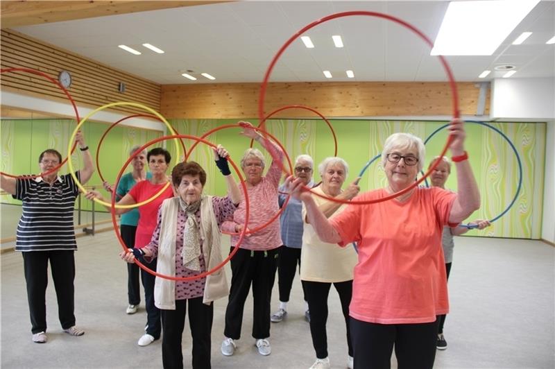 Ursula Groth (rechts vorn) mit ihren Damen beim Training : Einmal in der Woche hält die 79-Jährige ihre Gruppe mit selbsterdachten Übungen fit. Foto: Michaelis