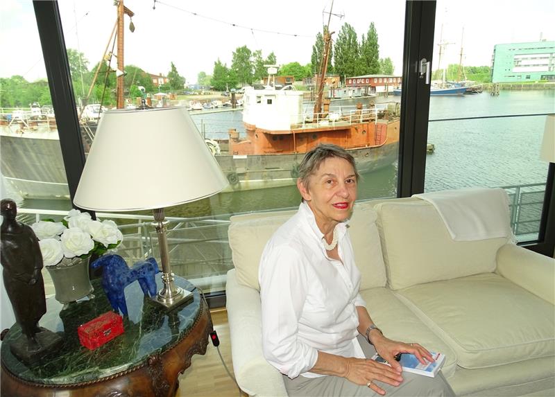 Ursula Herbst im Wohnbereich ihrer Wohnung auf der Schlossinsel mit Blick auf das Schiff „Pottwal“ . Der Kutter fing einst Fisch für die DDR. Fotos Lepél