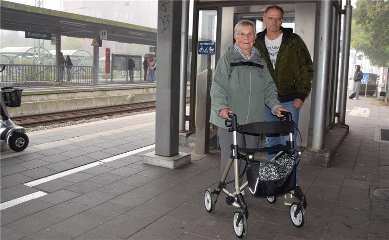 Ursula Leptien steht mit dem Beauftragten für Menschen mit Behinderung, Jens Nübel, vor dem Aufzug auf Gleis 1. Dort fehlt ein Hinweis, dass der Aufzug zu den Bahngleisen 2 und 3 defekt ist.