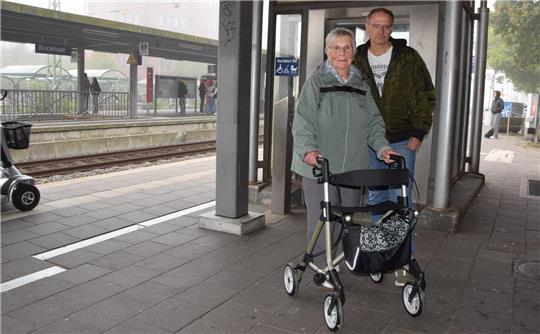 Ursula Leptien steht mit dem Beauftragten für Menschen mit Behinderung, Jens Nübel, vor dem Aufzug auf Gleis 1. Dort fehlt ein Hinweis, dass der Aufzug zu den Bahngleisen 2 und 3 defekt ist.