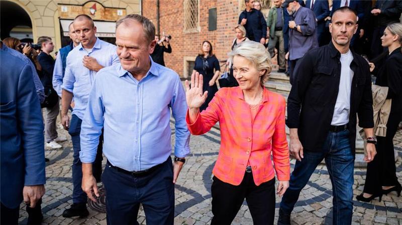 Polen plant vorübergehende Aussetzung des Asylrechts Ursula von der Leyen (CDU), Präsidentin der Europäischen Kommission, und Donald Tusk, Ministerpräsident von Polen, verlassen nach einem Pressestatement das Rathaus von Breslau.