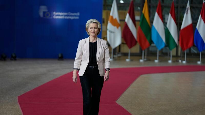 Das Ende der großen Zurückhaltung: EU mahnt Israel Ursula von der Leyen, Präsidentin der Europäischen Kommission, trifft zu einem EU-Gipfel im Gebäude des Europäischen Rates ein.