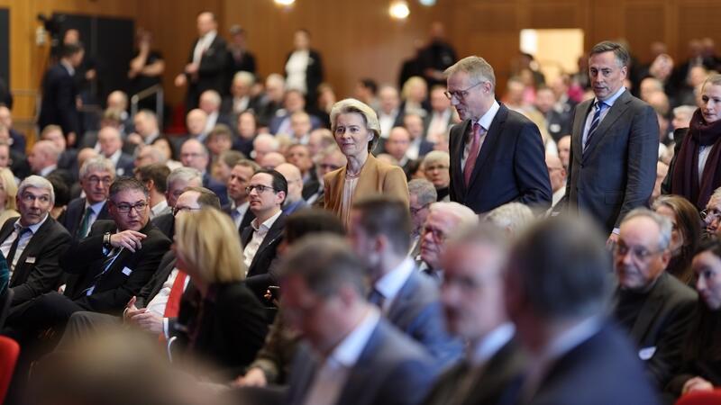 Ursula von der Leyen über Recht und Unrecht – Lob für Stade Ursula von der Leyen beim IHK-Neujahrsempfang im Stadeum, gefolgt von IHK-Präsident Matthias Kohlmann und dem EU-Abgeordneten David McAllister.