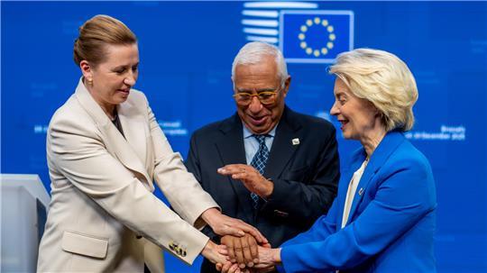 Ursula von der Leyen mit António Costa, Präsident des Europäischen Rates, und Mette Frederiksen (l), Ministerpräsidentin von Dänemark.
