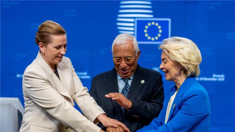 Ursula von der Leyen (r), António Costa und Mette Frederiksen bei der Pressekonferenz nach dem EU-Gipfel.