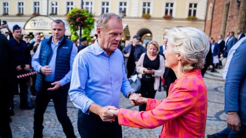 Aufräumen nach Flutkatastrophe - Aussicht auf EU-Hilfe Ursula von der Leyen und Donald Tusk demonstrieren Einigkeit.