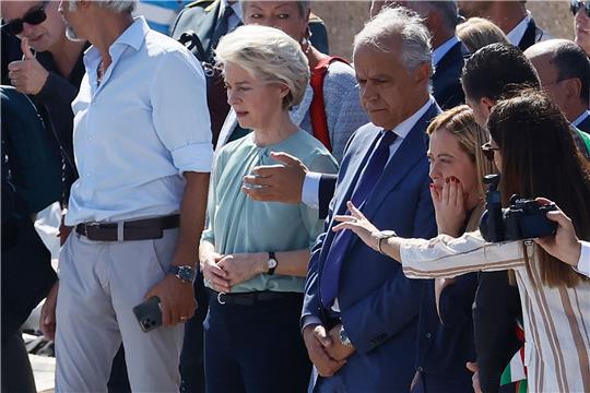 Ursula von der Leyen und Giorgia Meloni besuchen die Insel Lampedusa. Dort waren in den vergangenen Tagen Tausende Migranten angekommen.