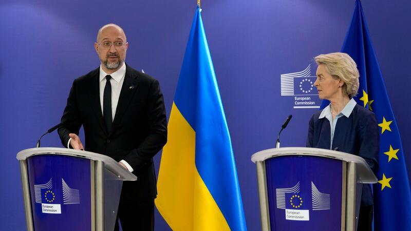 Ursula von der Leyen und der ukrainische Ministerpräsident Denys Schmyhal informierten über die Finanzhilfen.