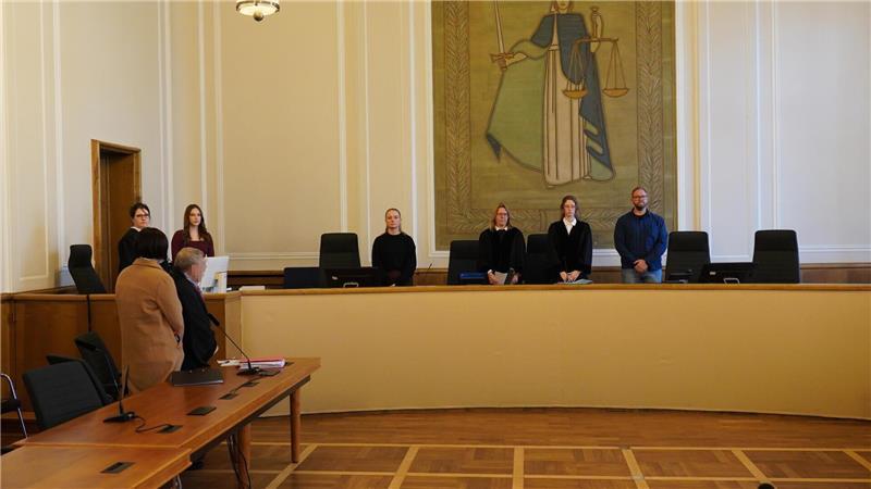 Falsche Ärztin: Gericht schickt Betrügerin in die Psychiatrie Urteilsverkündung gegen die falsche Ärztin von Debstedt und Meppen. Die junge Frau (links) muss in eine psychiatrische Klinik.