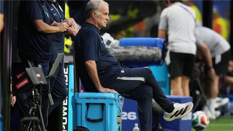 1:1 gegen Saudi-Arabien: Uruguay mit Stotter-Start bei WM Uruguay Nationaltrainer Marcelo Bielsa verfolgte das Spiel meist auf einer Kühlbox sitzend.