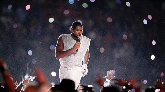Usher war schon 2011 gemeinsam mit den Black Eyed Peas in der Halbzeitshow aufgetreten.