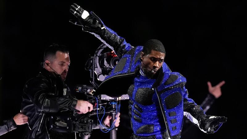 Super Bowl: Usher singt mit Überraschungsgästen Usher wurde mit Hits wie „Nice & Slow“, „You Make Me Wanna...“, „U Got It Bad“ und „Yeah!“ weltberühmt.