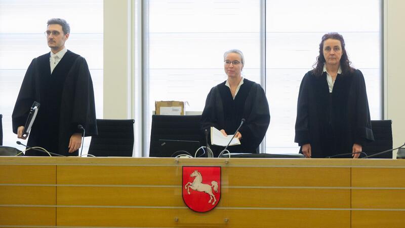 Schöffen-Panne: Prozess gegen Maddie-Verdächtigen endet abrupt Uta Engemann (Mitte), Vorsitzende Richterin am Landgericht zu Prozessbeginn im Gerichtssaal.