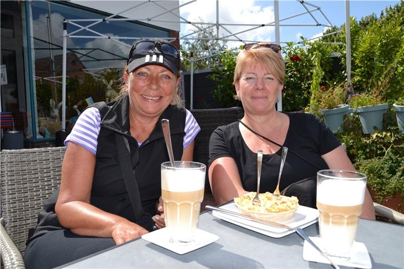 Ute Döhring (links) und Nicole Drews sind erstmals mit dem Rad in Kehdingen unterwegs und machen auf ihrer Tour von Cuxhaven nach Hamburg Kaffeepause in Freiburg.