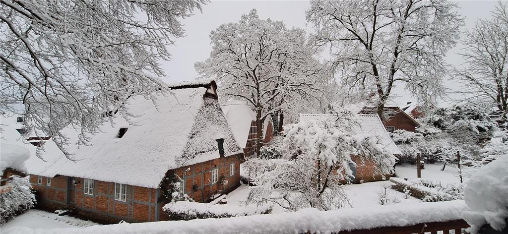 Ute Duckstein zeigt den verschneiten Blick von ihrem Balkon in Bliedersdorf.