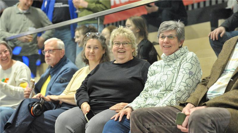 Feuerwehrmann, Schütze, BSV-Fan: Detlef Eggers hinterlässt eine große Lücke Ute Eggers und Birgit Nath (rechts) auf der Tribüne der Halle Nord.