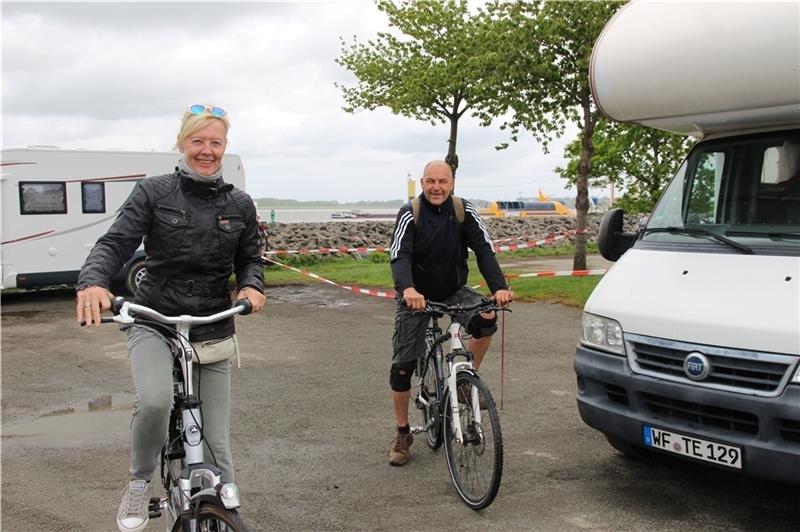 Ute Elberhausen und Dirk Thiel aus Wolfenbüttel haben die Nacht auf dem Stellplatz in Bassenfleth verbracht und sind mit ihrem Wohnmobil am Sonntagmorgen zum Lühe-Anleger weitergezogen. Jetzt geht’s mit den Fahrrädern auf Tour durchs Alte L
