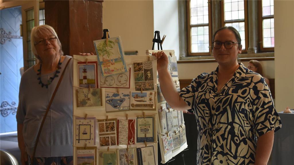 Ute Korte und ihre Tochter Bellina an ihrem Verkaufsstand im Rathaus. 