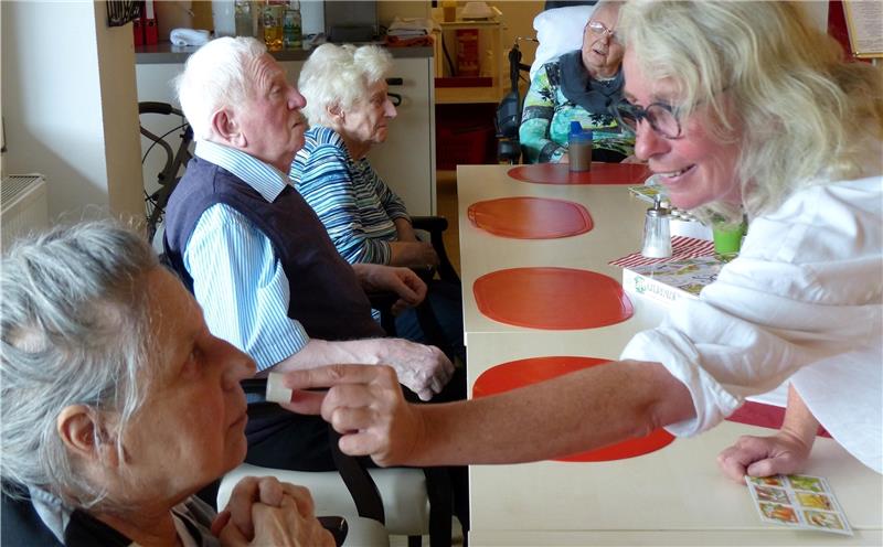 Ute Kremer geht mit kleinen Duftdöschen herum. Der Duft von Zimt erinnert die Bewohner an Milchreis und Weihnachten. Fotos: Eidtmann