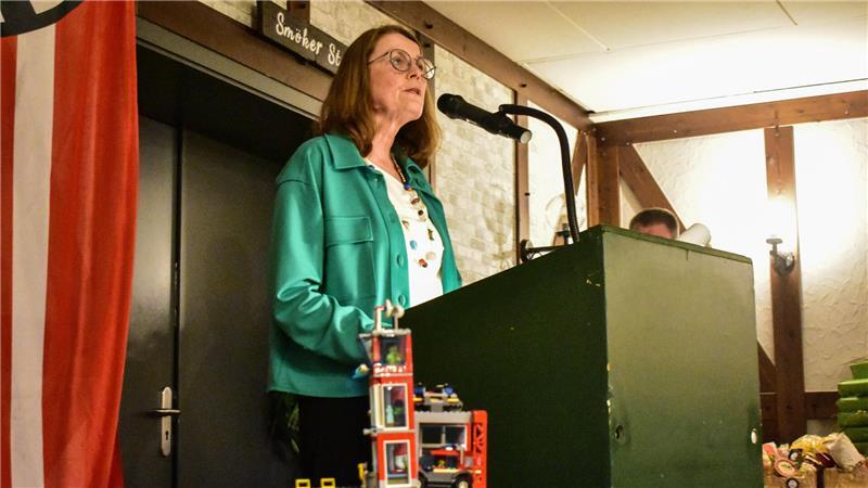 Ute Kück dankte den Feuwehrleuten: „Ihr seid immer da für uns und für mich.“ Alle freiwilligen Feuerwehrleute seien „Helden von morgen“, die „nachts aufstehen, wenn andere schlafen“.