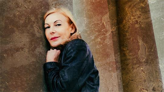 Ute Lemper ist mit ihrem Programm „Time Traveler“ zu Gast und lädt das Stadeum-Publikum zu einer persönlichen Zeitreise ein.