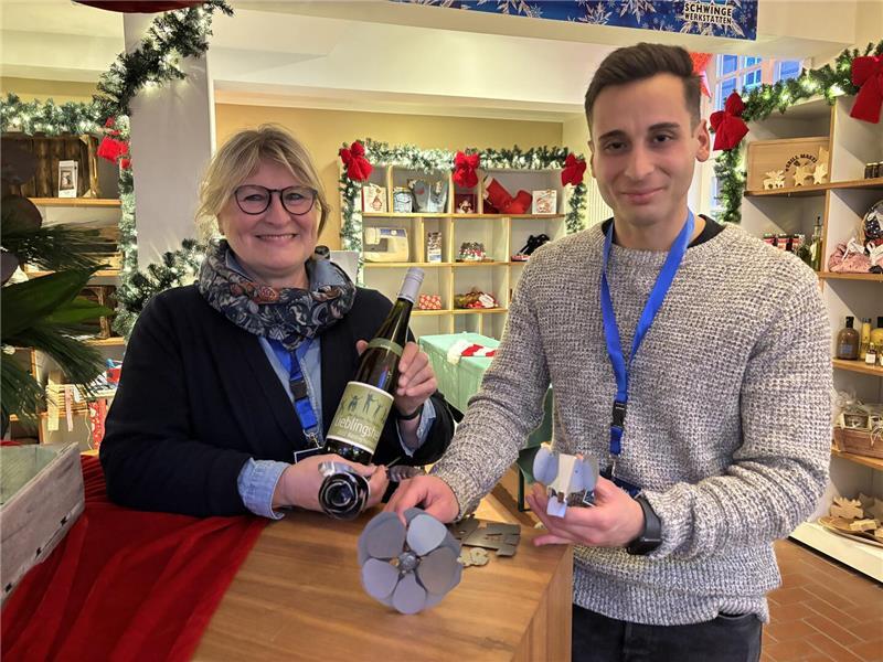 Historisches Gebäude am Fischmarkt: Ex-Weinlager wird zum Weihnachtshaus Ute Mahler und Ahmed Kojok vom DRK freuen sich über die Chance, sich und viele Produkte aus den Schwinge Werkstätten im Weihnachtshaus präsentieren zu können.