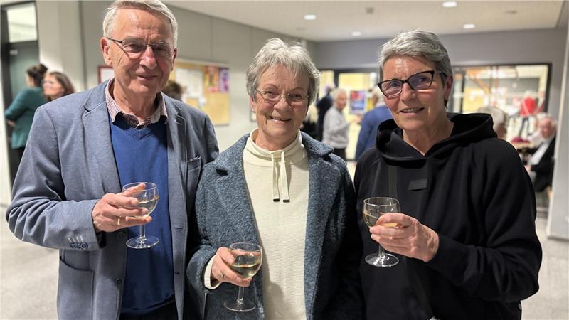 Ute Milke (rechts) hatte gemeinsam mit Helmut und Karin Desor einen kurzweiligen Abend. Alle drei waren begeistert von der mitreißenden und lebhaften Vorstellung.