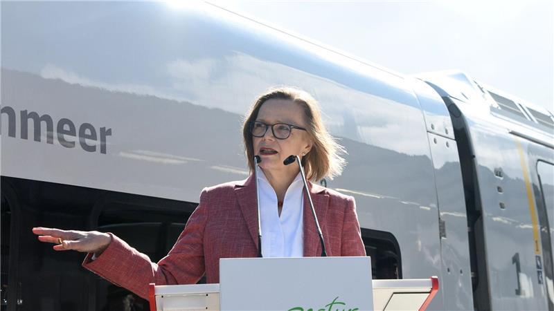 Ute Plambeck, DB-Konzernbevollmächtigte für die Länder Hamburg und Schleswig-Holstein, bezeichnete die Taufe als eine symbolische „Verbindung von hohem Reisekomfort und Naturschutz“.