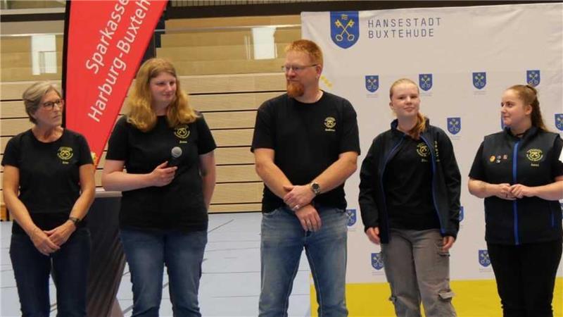 Ute Röhrs, Jana Malchow, Andreas Brünkmann, Ziva Brünkmann und Ann-Kathrin Ziegeler (von links) haben Spaß und Erfolg mit dem Blasrohr.