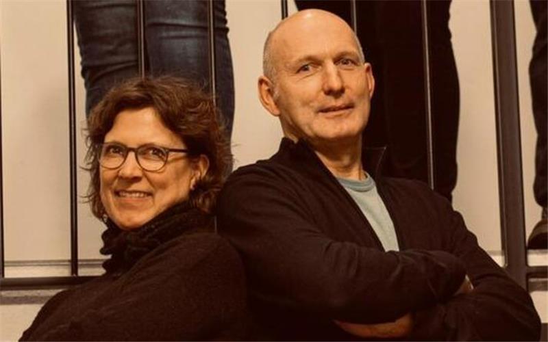 Ute Schwarze und Matthias Löhden tauschen durche einen Stromschlag die Körper.