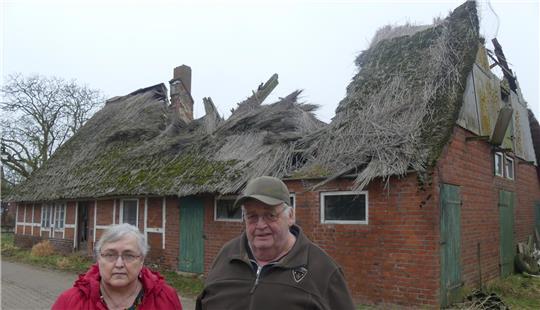 Ute und Heinz Kruse würden das Grundstück samt abrissreifen Scheunen gern an die Bremer Wohnungsbau verkaufen.