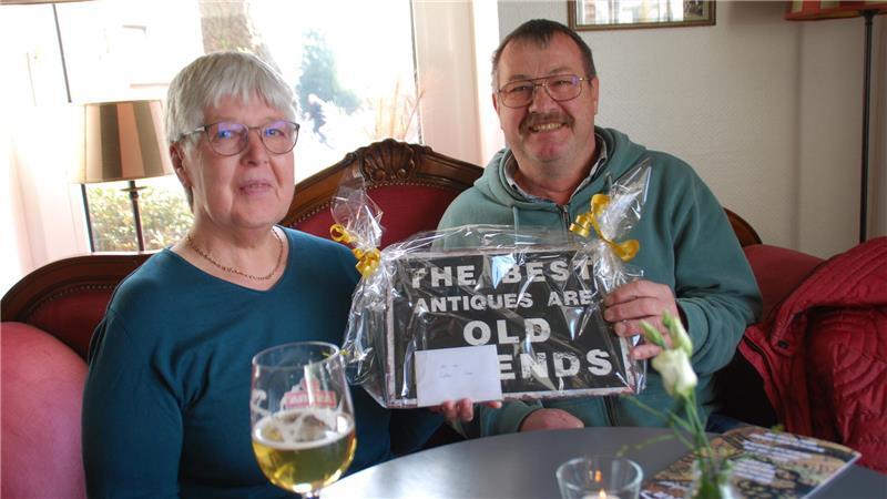 Ute und Willi Horn aus Beckdorf zeigen ein dekoratives Blechschild als Eröffnungsgeschenk für das Fofftein-Team.