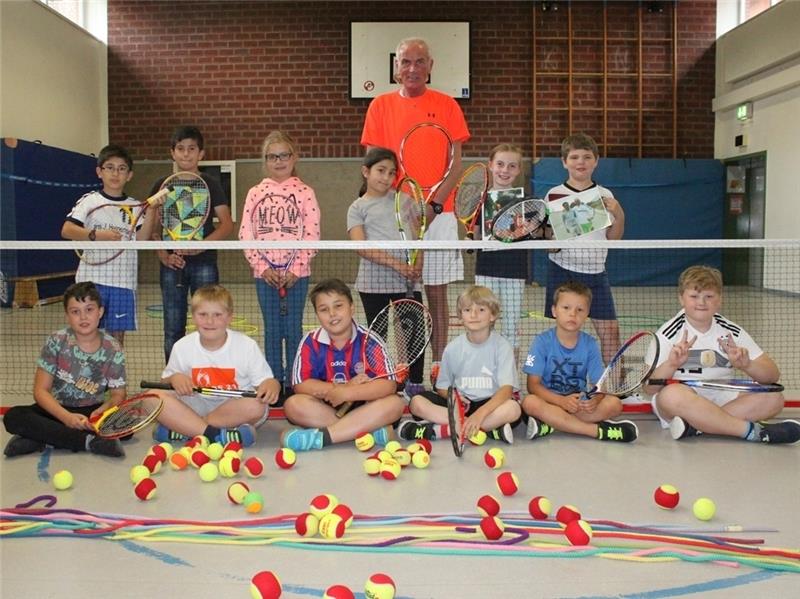 Uwe Aldag gibt schon seit 15 Jahren in der Grundschule Wiepenkathen Tennisunterricht. Seine AGs sind bei den Kindern beliebt. Gut 400 Schüler hatte der Tennislehrer schon in der kleinen Halle. Foto Bröhan