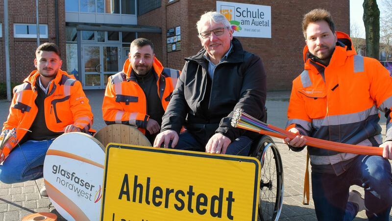 Surfen mit 1000 Mbit/s: Glasfaser-Ausbau in Ahlerstedt startet Uwe Arndt freut sich, dass auch die Schulen bald schnelles Internet bekommen. Zum Baustart traf er sich mit den Bauleitern Omer Kosuta und David Braun (links) sowie Florian Nierke (rechts).